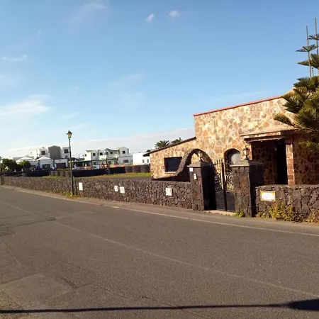 Calle Los Arenales Villa
